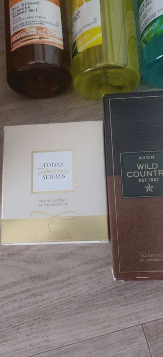 Duży zestaw perfum i duże żele Avon
