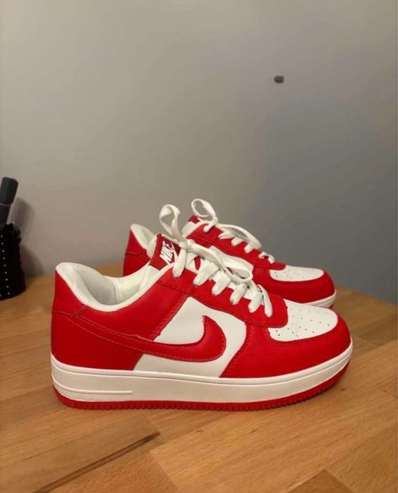 Nowe buty sportowe czerwone