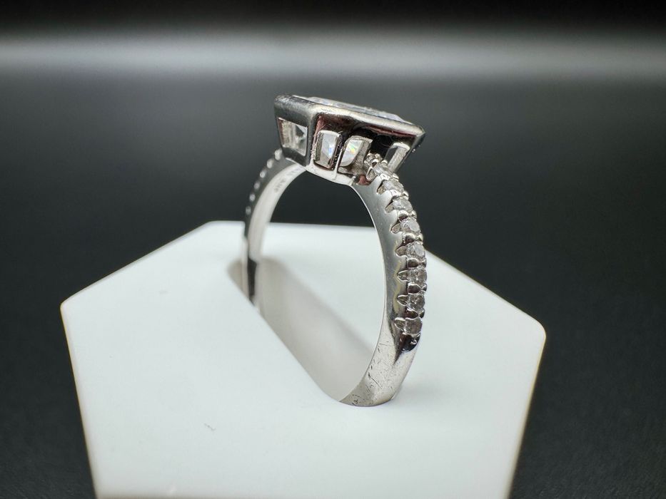 Srebrny pierścionek z 17 cyrkoniami, 925, waga: 2,38g, rozmiar: 14