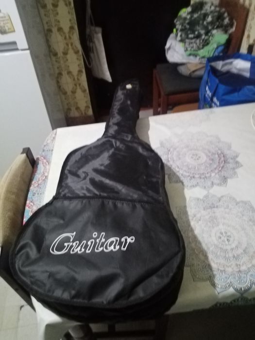 Guitarra com corda partida