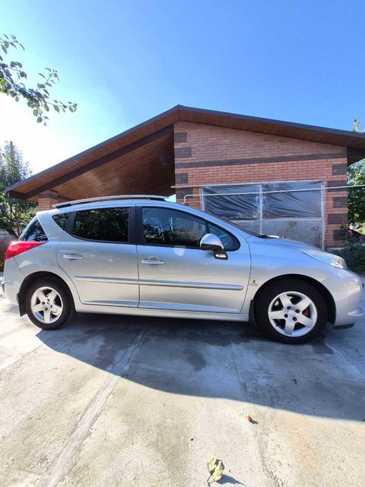 автомобіль Peugeot 207