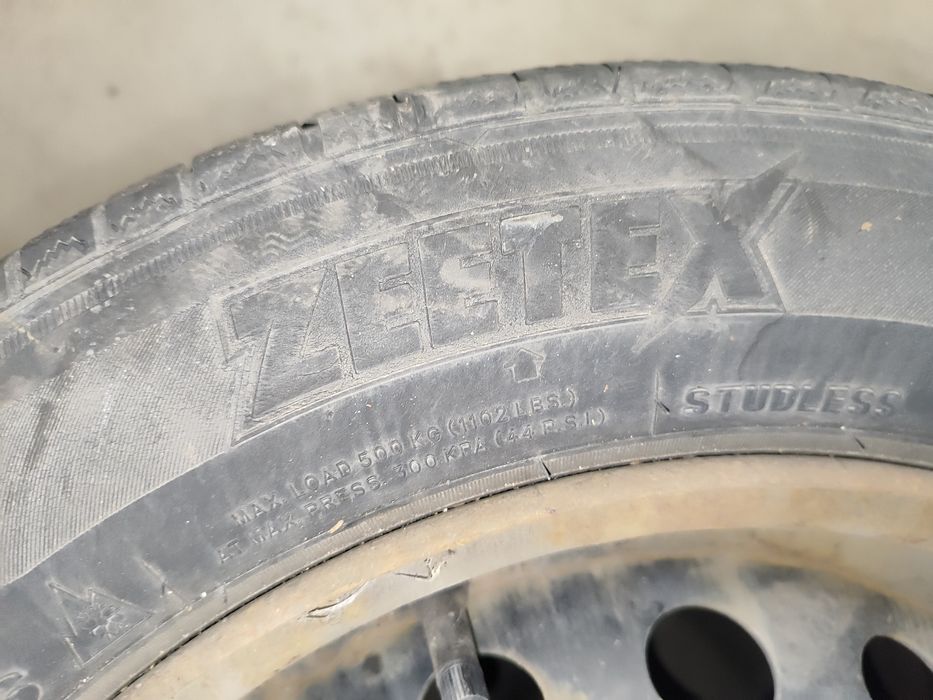 Całe koła z oponami zimowymi. Zetex