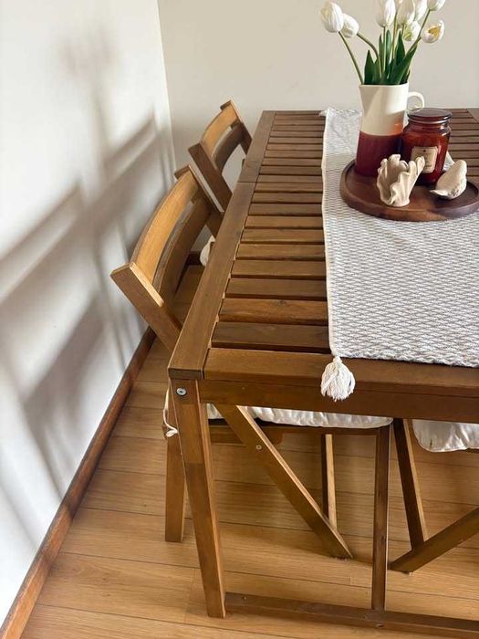 Mesa + 4 Cadeiras + 4 Almofadas