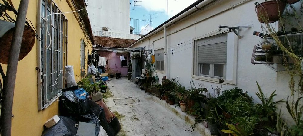 Vila com 5 casas de habitação e 4 lojas comerciais localizada na rua principal de Camarate