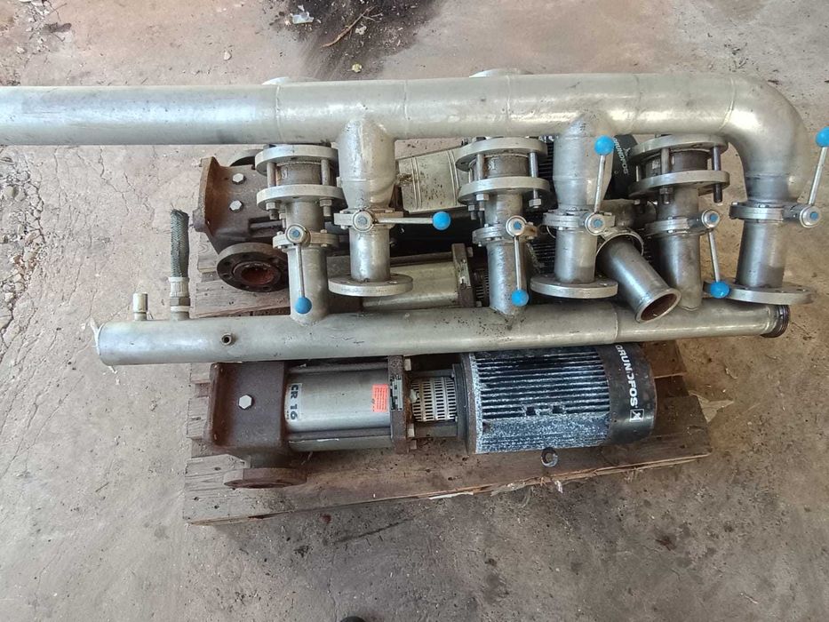 Grupo de bombagem de água Grundfos com quadro e tubagem inox