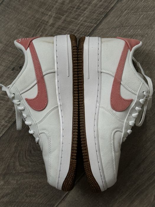 Жіночі кросівки NIKE WMNS AIR FORCE 1 '07 SE р.39