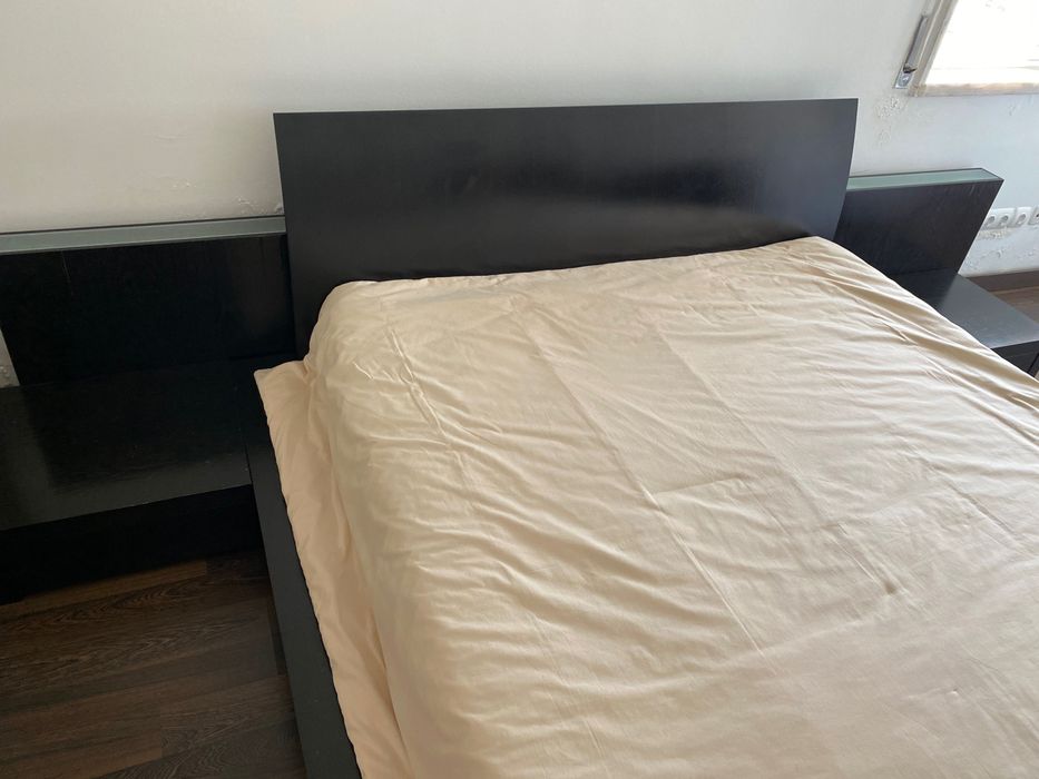 Cama de casal com mesas de cabeceira