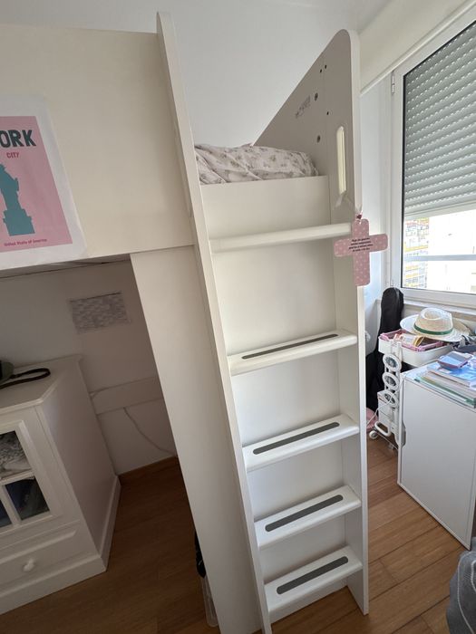 Cama elevada com pequeno armario incluido.