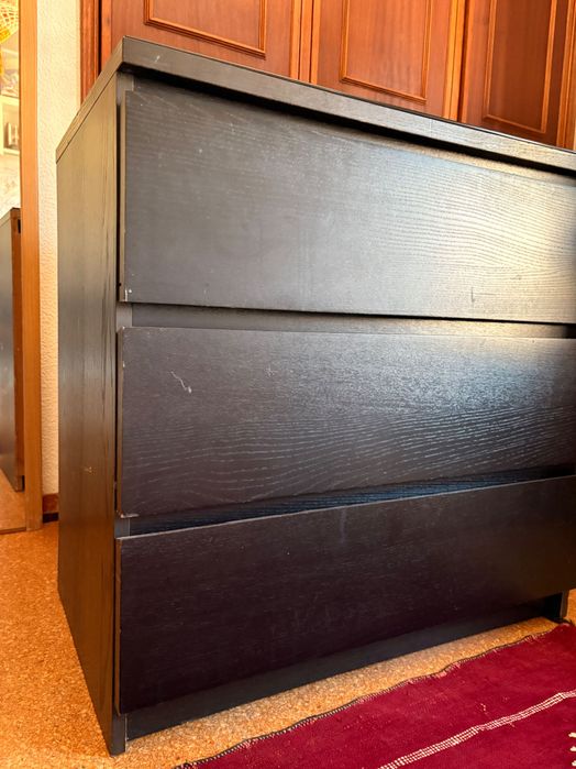 Cómoda Malm ikea preta com tampo em vidro preto