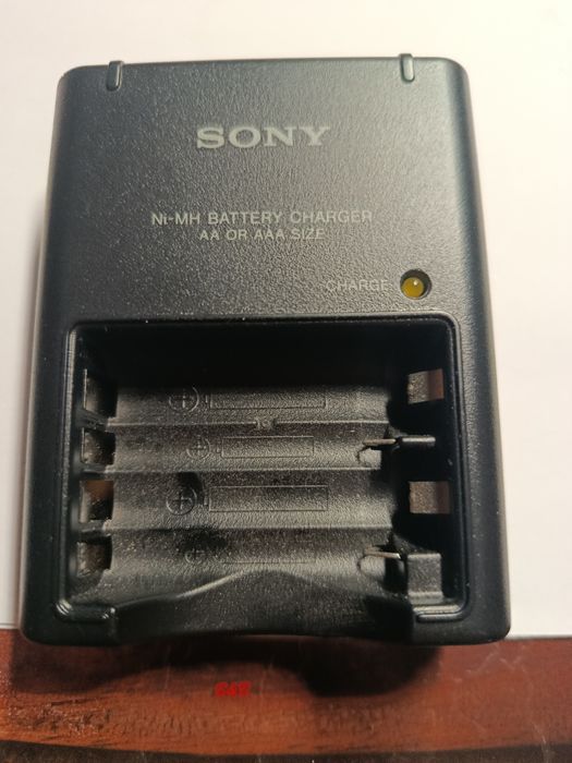 Ładowarka Sony BC-CS2B do akumulatorków AA / AAA | Sprawna