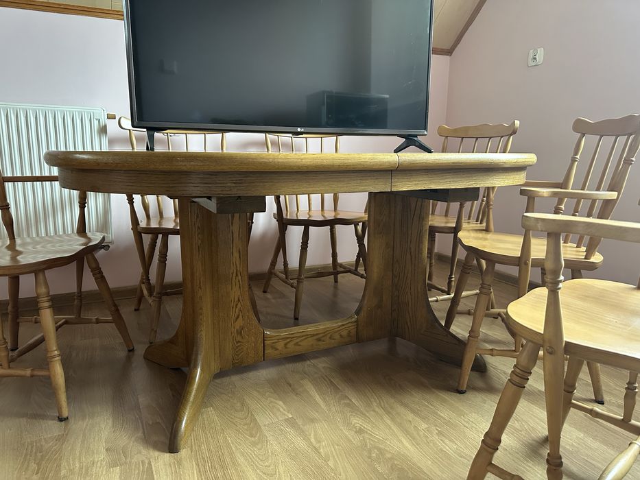 Stół drewniany i krzesła