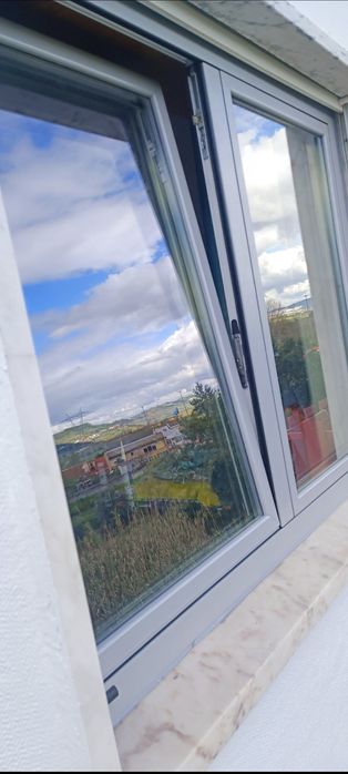 Montagem, reparação e manutenção de janelas com  oscilo batentes