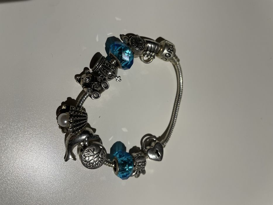 Pulseira Pandora com vários pendentes