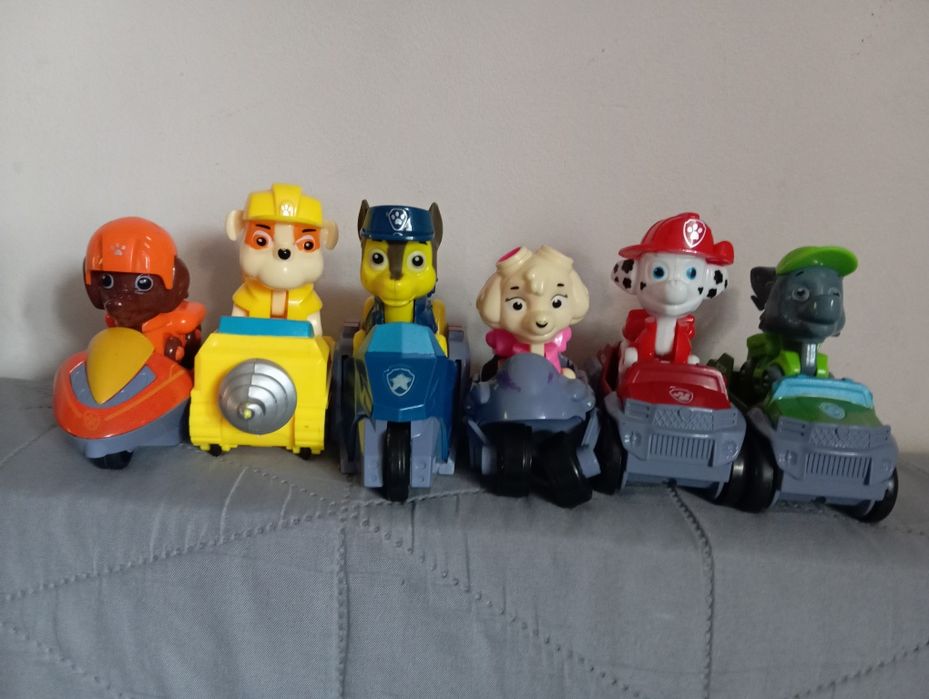 Figurki z samochodami psi patrol