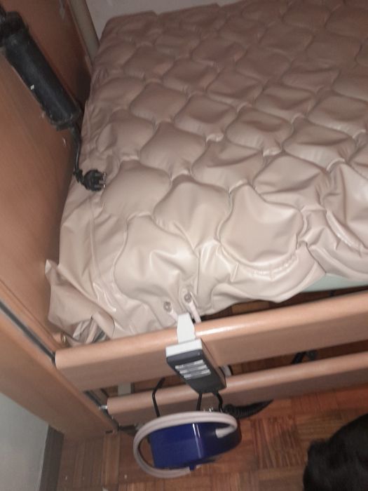 Cama articulada com colchão ortopédico e anti-escaras