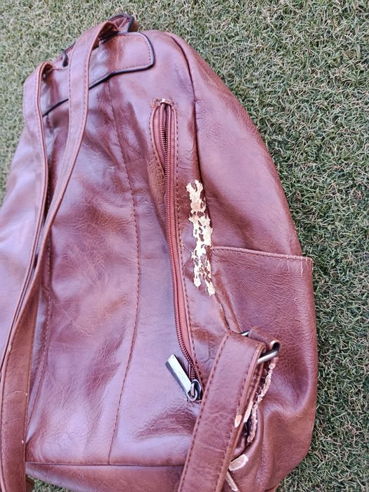Mochila Castanha em Pele Sintética – Vários Compartimentos e Bolsos