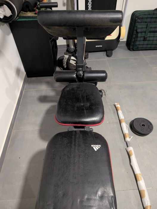 Banco e barra de musculação