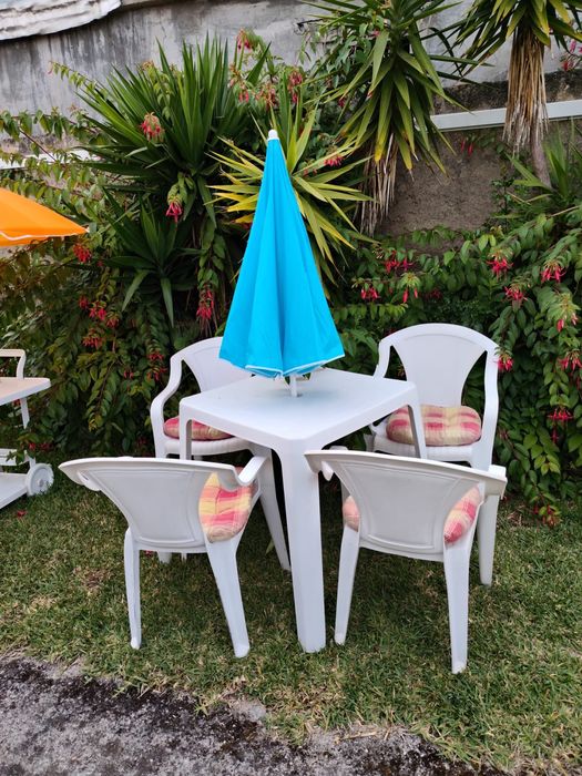 Dois conjuntos de mesa e quatro cadeiras