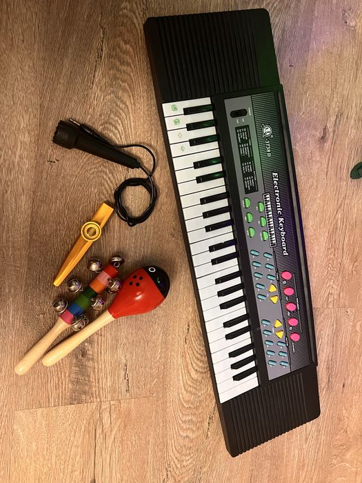 Піаніно, маракаси, козу