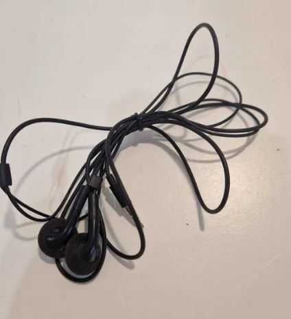 douszne słuchawki przewodowe - czarne