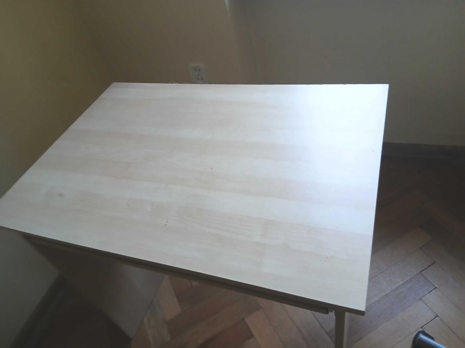 Małe biurko z wysuwanym blatem oddam za darmo