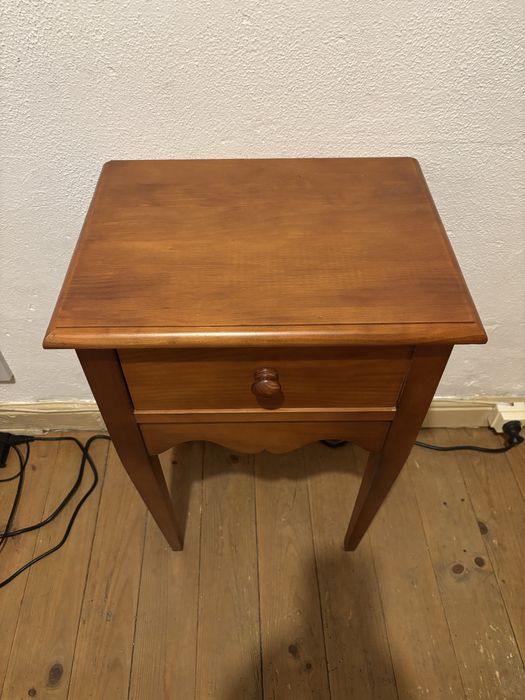 Mesa de Cabeceira em Madeira Maciça - exelente estado