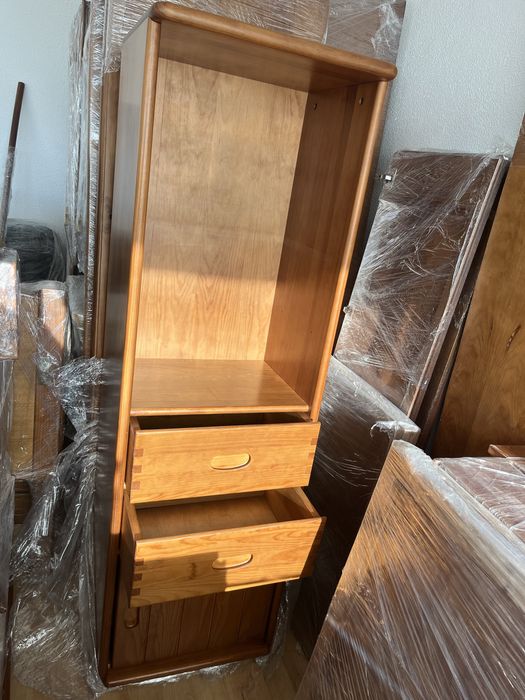 Movel em pinho mel com prateleiras e gavetas