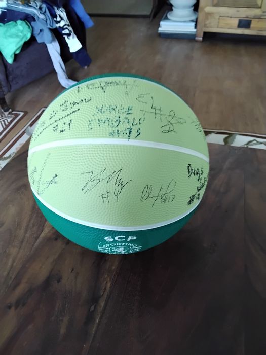 Bola de basket  assinada por todos os jogadores do sporting