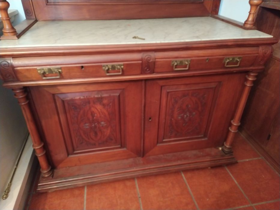 Loureiro / cristaleira antiga