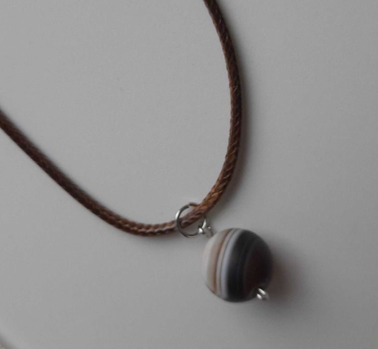 Naszyjnik wisiorek zawieszka z kamienia naturalnego na brązowym sznurk