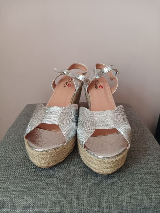 Sandałki na koturnie