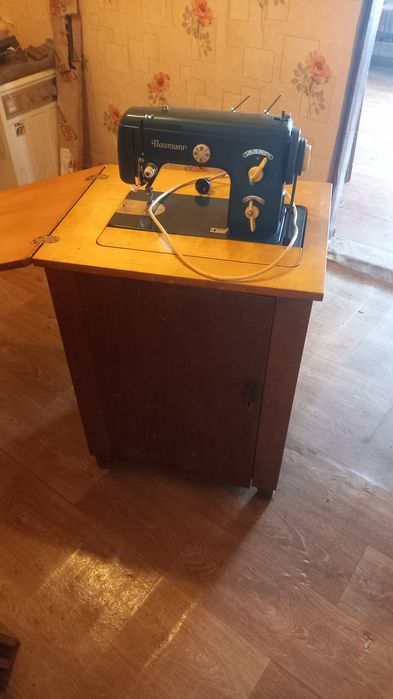 Швейна машинка Naumann