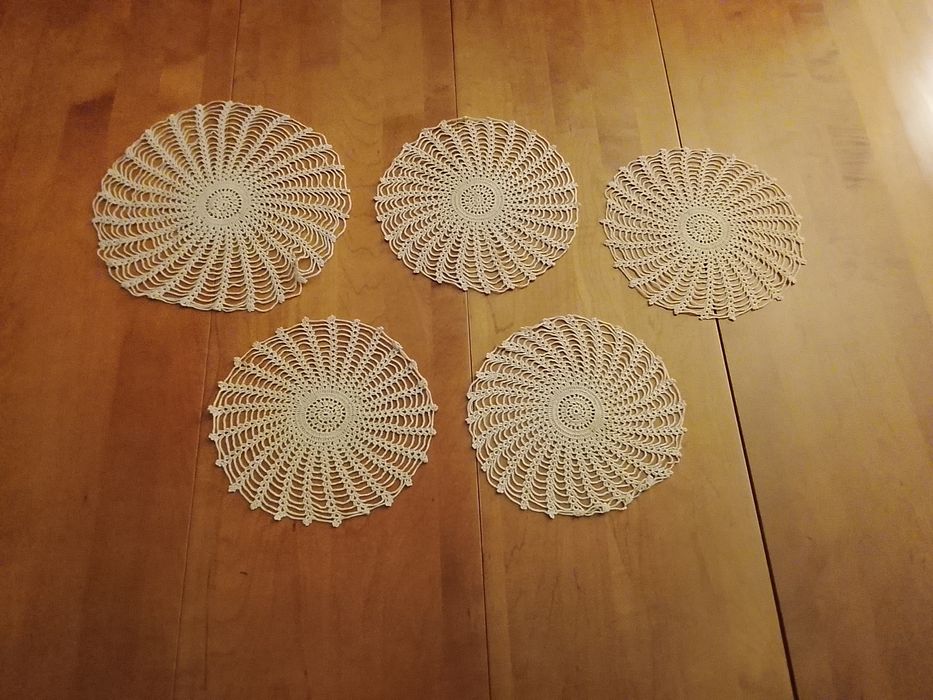 Conjunto de cinco naperons beje em crochê feitos á mão