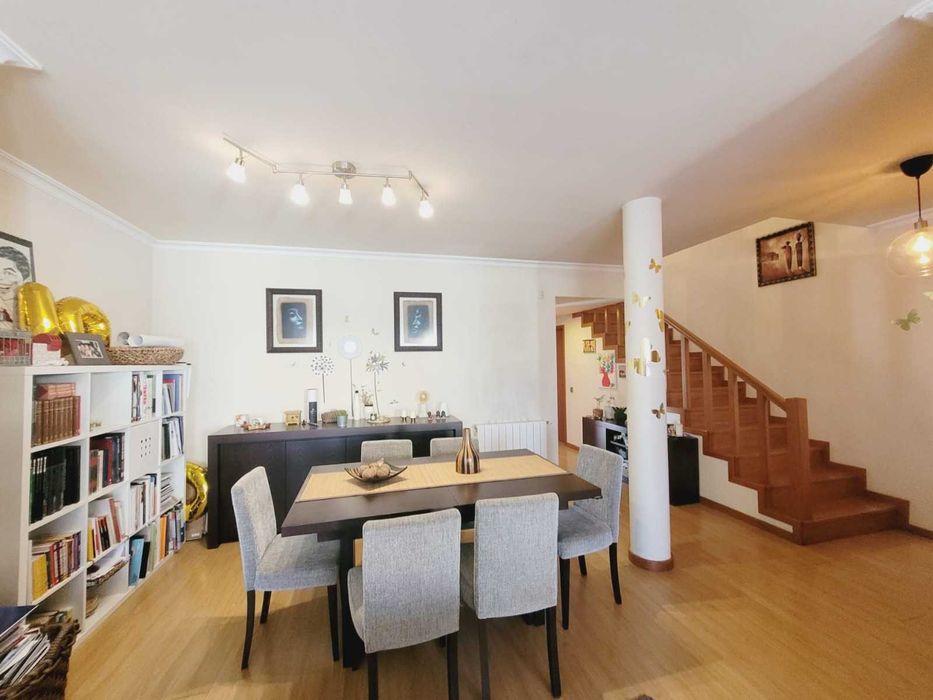 Mesa Extensível e Cadeiras como novas