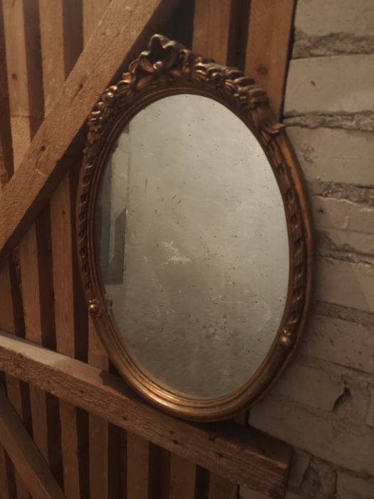 Lustro w ramie drewnianej