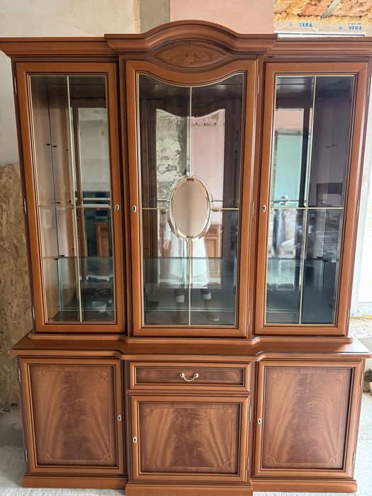 Деревʼяний сервант