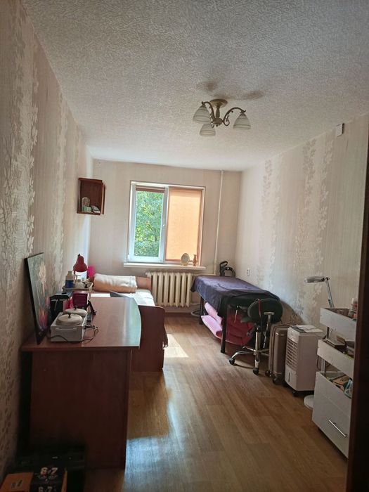 Продається 2 - кімнатна квартира в Центрі