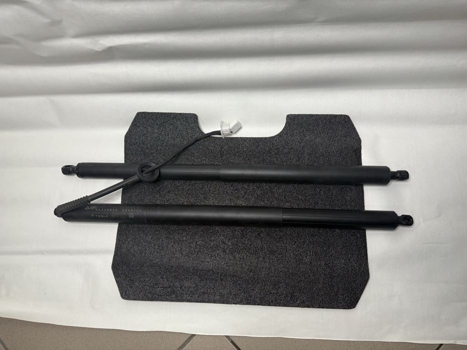 Tesla Model Y привід багажника комплект (електро + газовий)