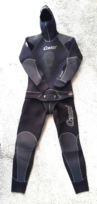 Fato de caça submarina, marca Cressi, tamanho T4, de 5mm. Como novo.