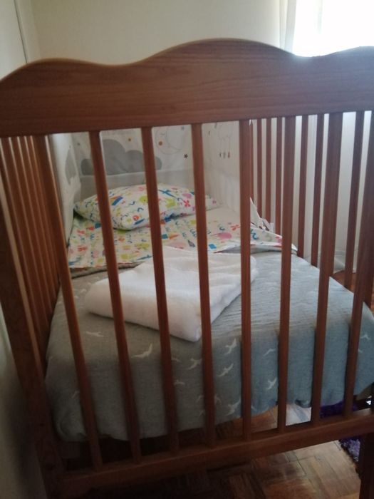 Cama de bebê em madeira com colchão incluído