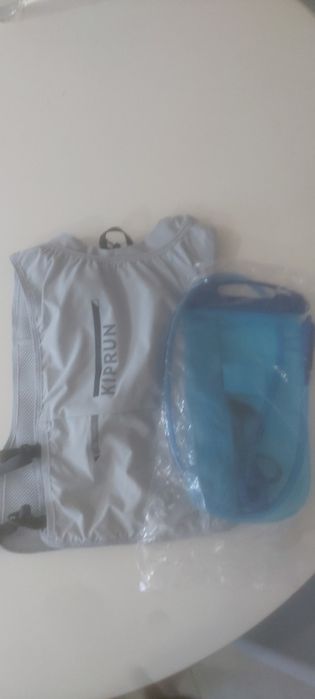 Vendo mochila de hidratação cinza Kiprun de 8L.