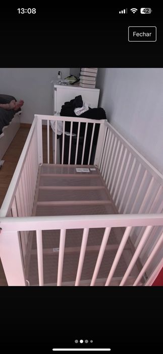 Berço com colchão e roupa de cama em ótimo estado