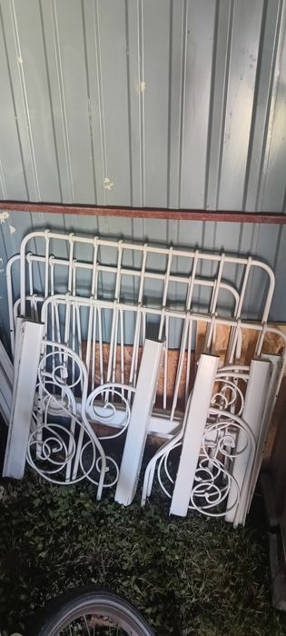 Dwa stelaże ,łóżko ikea rozsuwane .