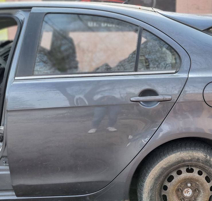 Mitsubishi lancer VIII drzwi lewy tył A39