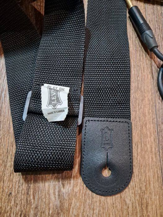 Чохол для електрогітара, струни, ремінь, шнур.