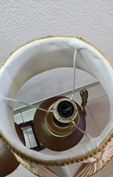 Candeeiro dourado com Abat-jour plissado bege