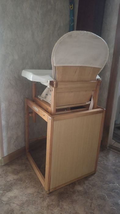 Дитячий стілець для годування
