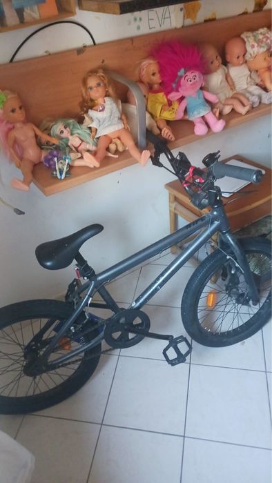 Bicicleta preta.
