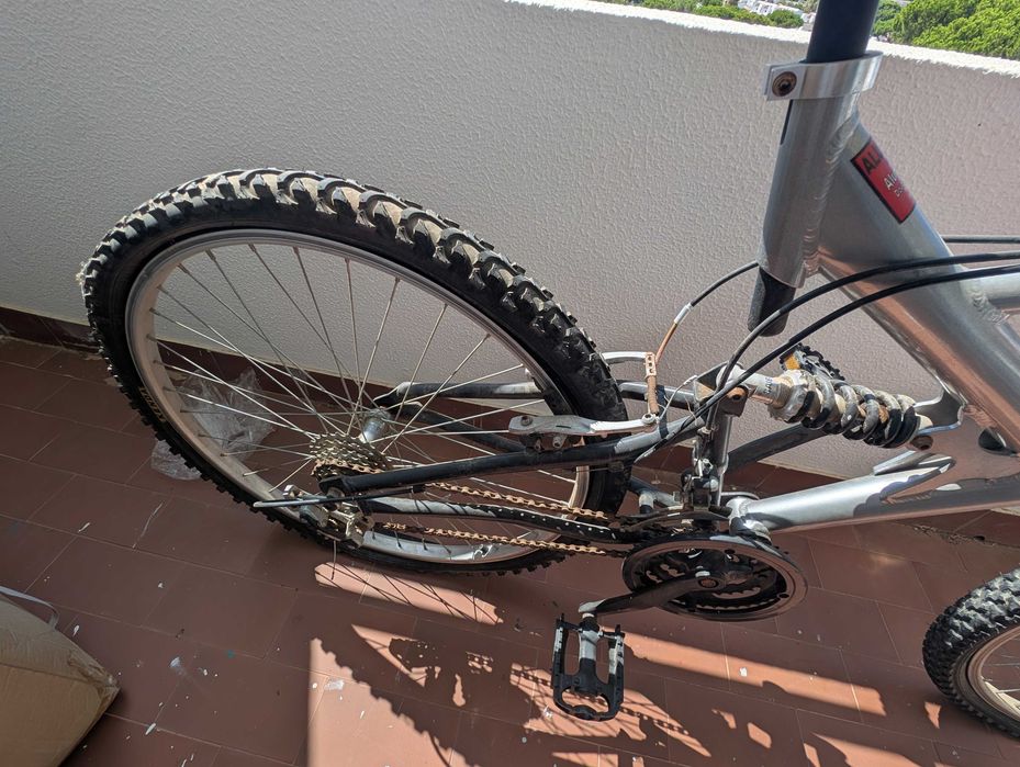 Bicicleta com amortecedor roda 26
