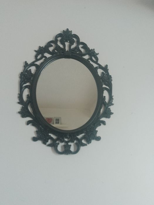 Lustro w czarnej ramię